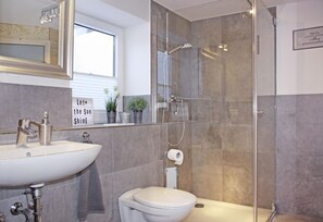 Chuveiro, secador de cabelo, toalhas de banho 