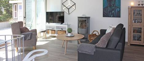 Télévision, cheminée, chaîne hi-fi