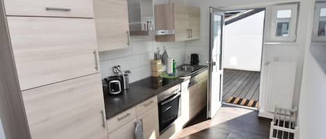 Réfrigérateur, micro-ondes, four, plaque de cuisson