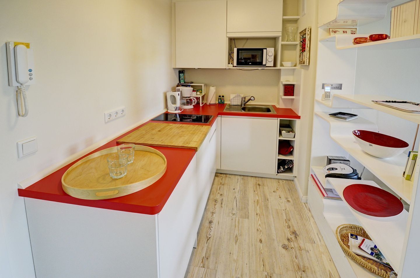 Réfrigérateur, micro-ondes, plaque de cuisson, lave-vaisselle