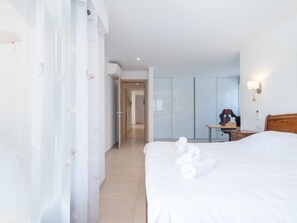 4 bedrooms, iron/ironing board, WiFi, bed sheets - Calm family house with swimming pool. (Antibes)