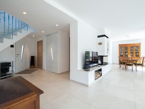 Interior - Calm family house with swimming pool. (Antibes)