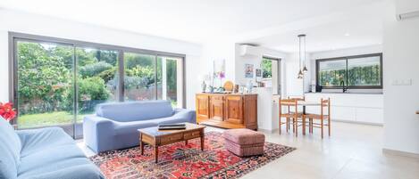 Fernseher, Kamin, Bücher