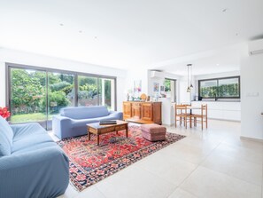 TV, fireplace, books - Calm family house with swimming pool. (Antibes)