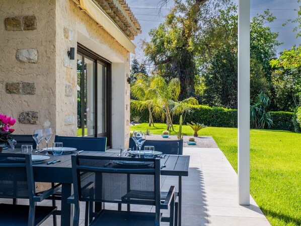 Outdoor dining - Calm family house with swimming pool. (Antibes)