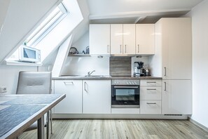 Fridge, microwave, oven, stovetop - fewo1846 - Im Sonnenhof / centrally located comfortable 2-room apartment on the 2nd floor (Flensburg)