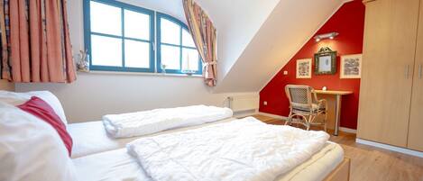 3 bedrooms, in-room safe, iron/ironing board, WiFi