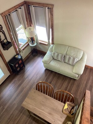 TV, fireplace - Ashford Lodge: Urban Treehouse #11 (Eureka Springs)