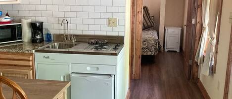 Kühlschrank, Mikrowelle, Wasserkocher mit Kaffee-/Teezubehör