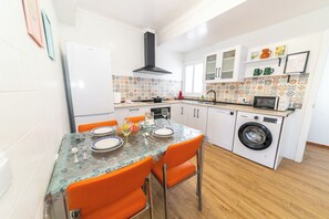 Kühlschrank, Mikrowelle, Ofen, Geschirrspüler