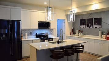 Private kitchen | Fridge, microwave, oven, stovetop