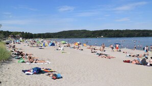 A crowded beach with people sunbathing and swimming. - fewo1846 - Little Mermaid (App. 666) / Studio apartment on the top floor - (Harrislee)