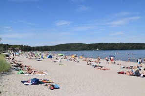 A crowded beach with people sunbathing and swimming. - fewo1846 - Little Mermaid (App. 666) / Studio apartment on the top floor - (Harrislee)