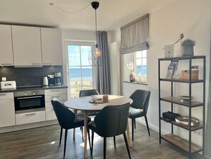 Fridge, microwave, oven, stovetop - fewo1846 - KüstenNest (App. 590) / Studio apartment with 2 balconies on the 1st floor - (Harrislee)