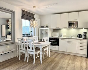 Kjøleskap, mikrobølgeovn, ovn og kokeplater