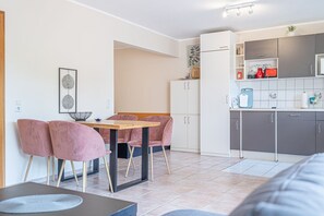 Dining - fewo1846 - Fördeblick I (App. 670) / Studio apartment with balcony on the mezzanine floor (Harrislee)