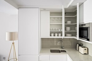 Kjøleskap, mikrobølgeovn, ovn og kokeplater