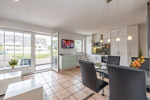 Fridge, microwave, oven, stovetop - fewo1846 - Nordi (App. 645) / Studio apartment with balcony and sea view on the 1st floor (Harrislee)