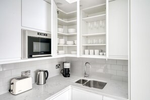 Kühlschrank, Mikrowelle, Ofen, Geschirrspüler