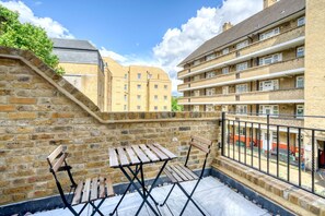 Outdoor dining - Open plan Waterloo, 1BR, New build, terrace, by Blueground (London)