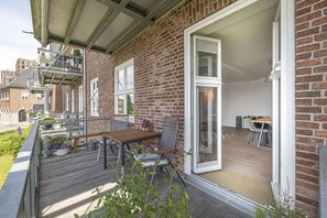 Unclassified image, 4 of 37, button