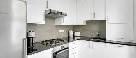 ثلاجة، ميكروويف، فرن، غسالة أطباق