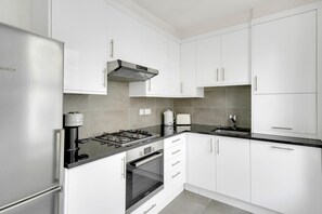 Een koelkast, een microgolfoven, een oven, een vaatwasser