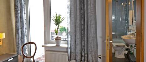 2 bedrooms, in-room safe, desk, iron/ironing board