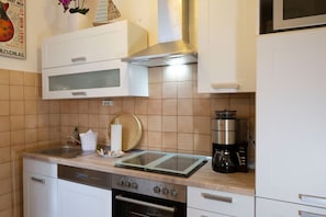 Kühlschrank, Mikrowelle, Ofen, Herdplatte