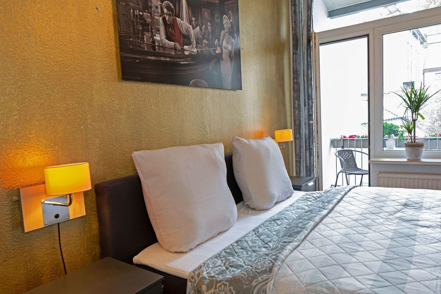 2 quartos, cofres nos quartos, escrivaninha