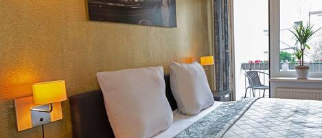 2 quartos, cofres nos quartos, escrivaninha