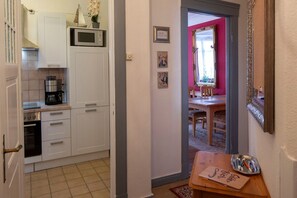 Een koelkast, een microgolfoven, een oven, een kookplaat