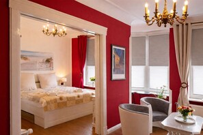 2 bedrooms, in-room safe, desk, iron/ironing board