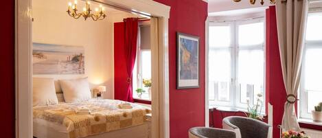 2 slaapkamers, een kluis op de kamer, een bureau