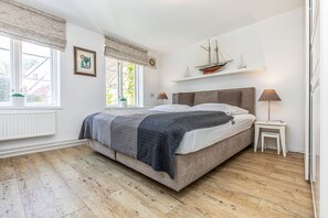 2 bedrooms, desk, iron/ironing board, WiFi