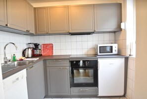 Kylskåp, mikrovågsugn, ugn och spishäll
