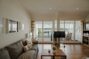 TV, lettore DVD, impianto stereo