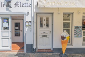 A building with a sign reading "Gelateria" and a door labeled "5".