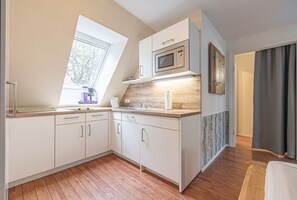 Réfrigérateur, micro-ondes, plaque de cuisson, lave-vaisselle