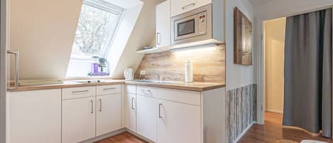 Coffee/tea maker, fridge, microwave, stovetop