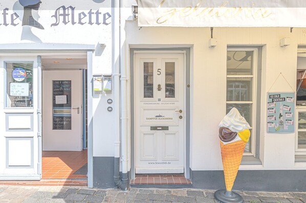 A building with a sign reading "Mette Gelateria" and a door labeled "5".