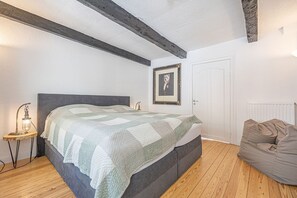 Unclassified image, 5 of 47, button