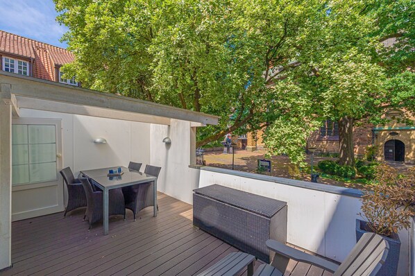 Unclassified image, 1 of 47, button