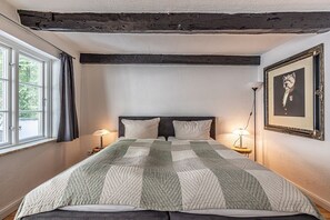 Unclassified image, 2 of 47, button