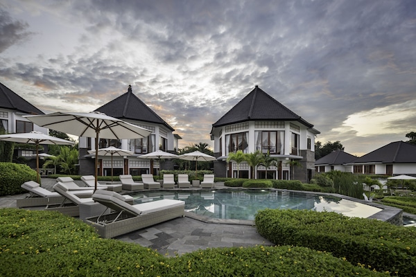 3 kolam renang outdoor, dengan payung kolam renang dan kursi berjemur