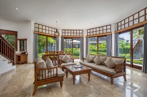 Familievilla, 2 soverom | Oppholdsområde | En 42-tommers TV med kabel-kanaler