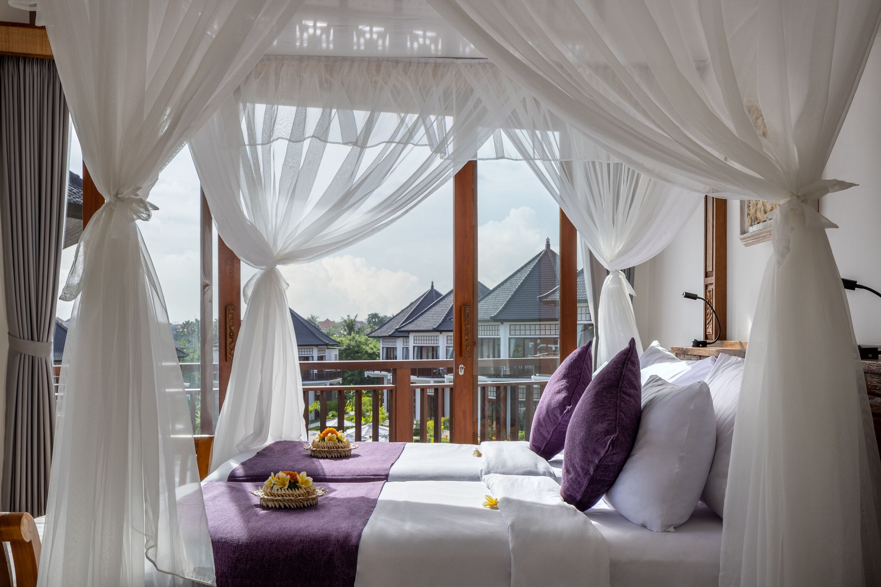 Minibar, caja de seguridad en la habitación y escritorio 