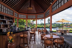 Poolside bar - Swan Paradise A Pramana Experience (Blahbatuh)