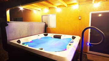 Indoor spa tub