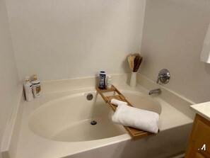 Ensemble baignoire-douche, séchoir à cheveux, serviettes fournies